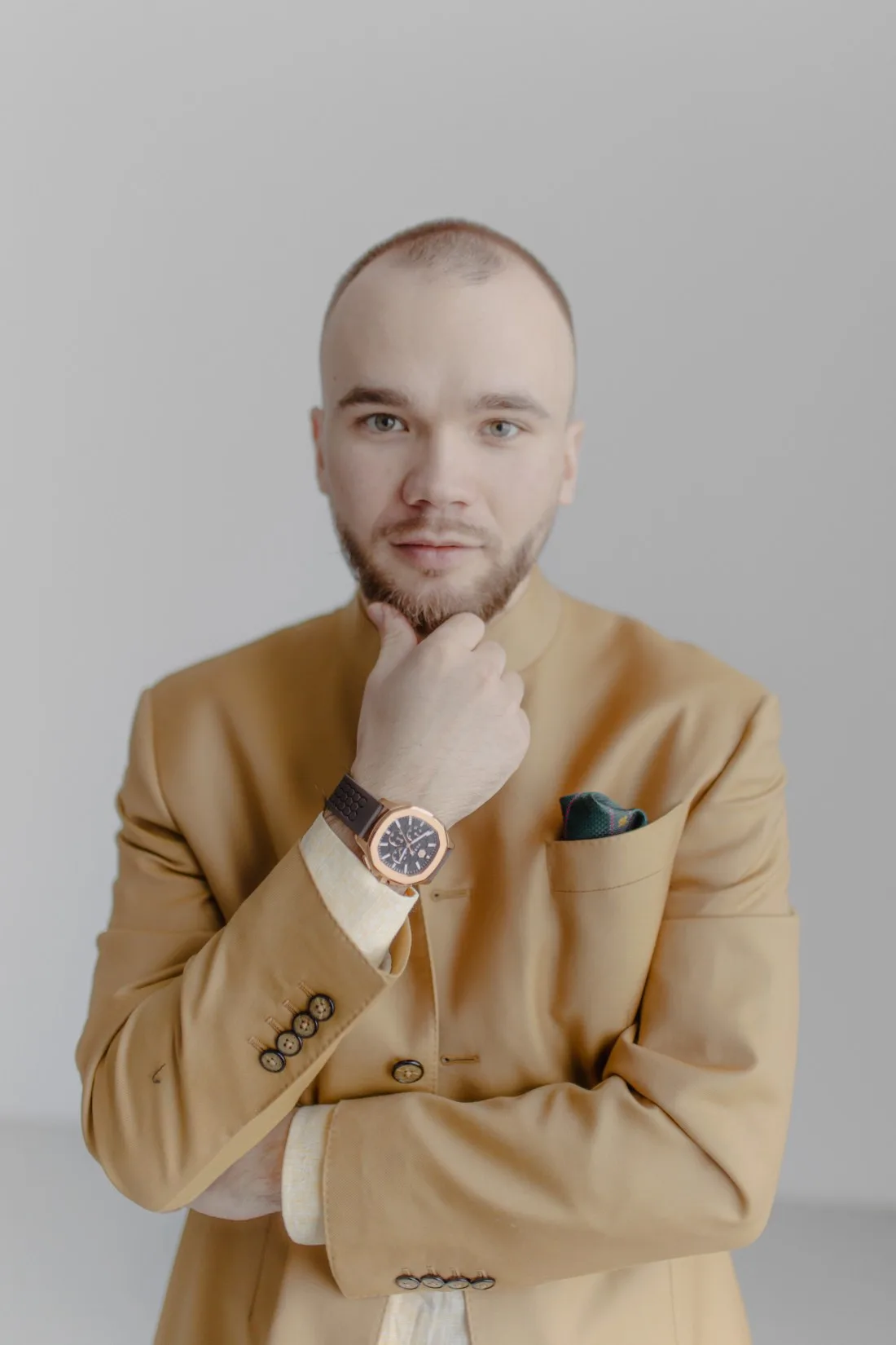 Алексей Зубаков — портрет на светлом фоне