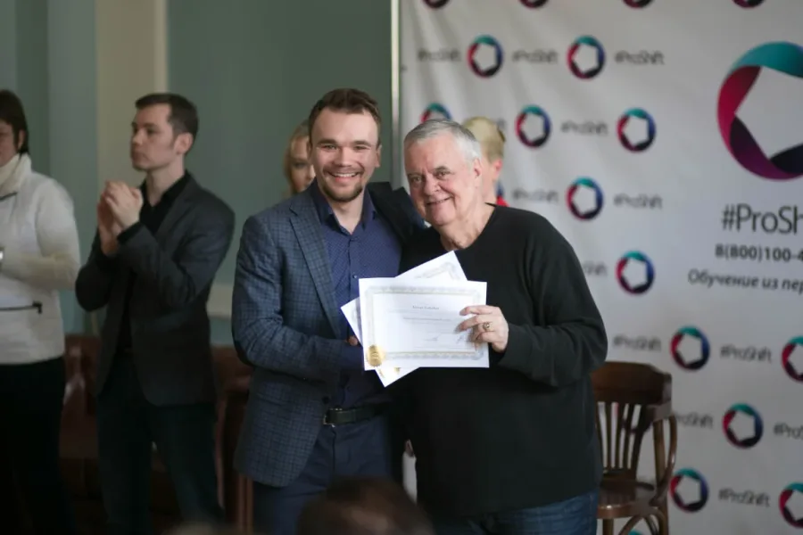 Алексей Зубаков получает тренерский сертификат от Фрэнка Пьюселика